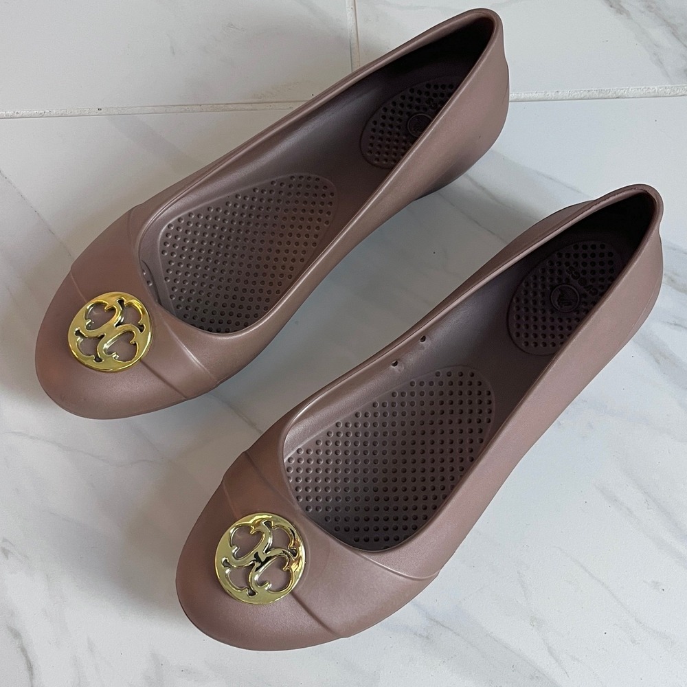 Crocs Gianna Disc Flats Womens 8 Taupe Gold Hardware Ballet Comfort Casual